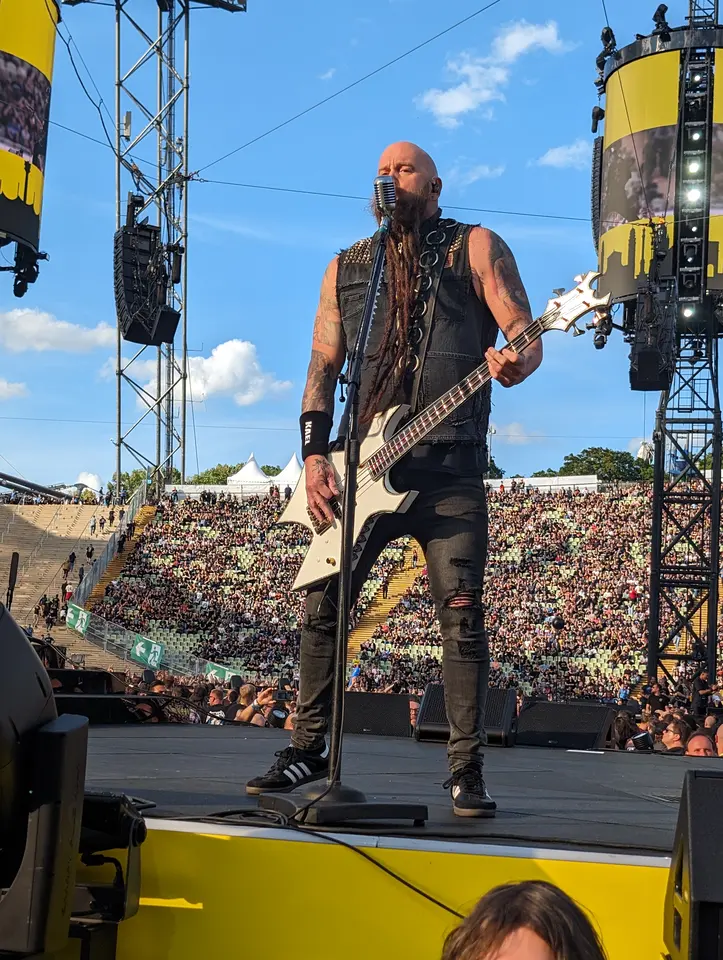 Chris Kael, basse blanche en plein jour