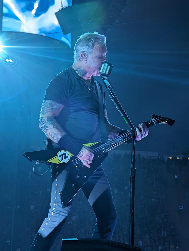 Hetfield sous les projecteurs bleus