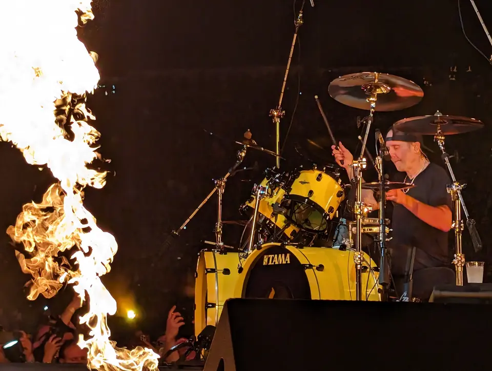Lars dans le feu, tout près