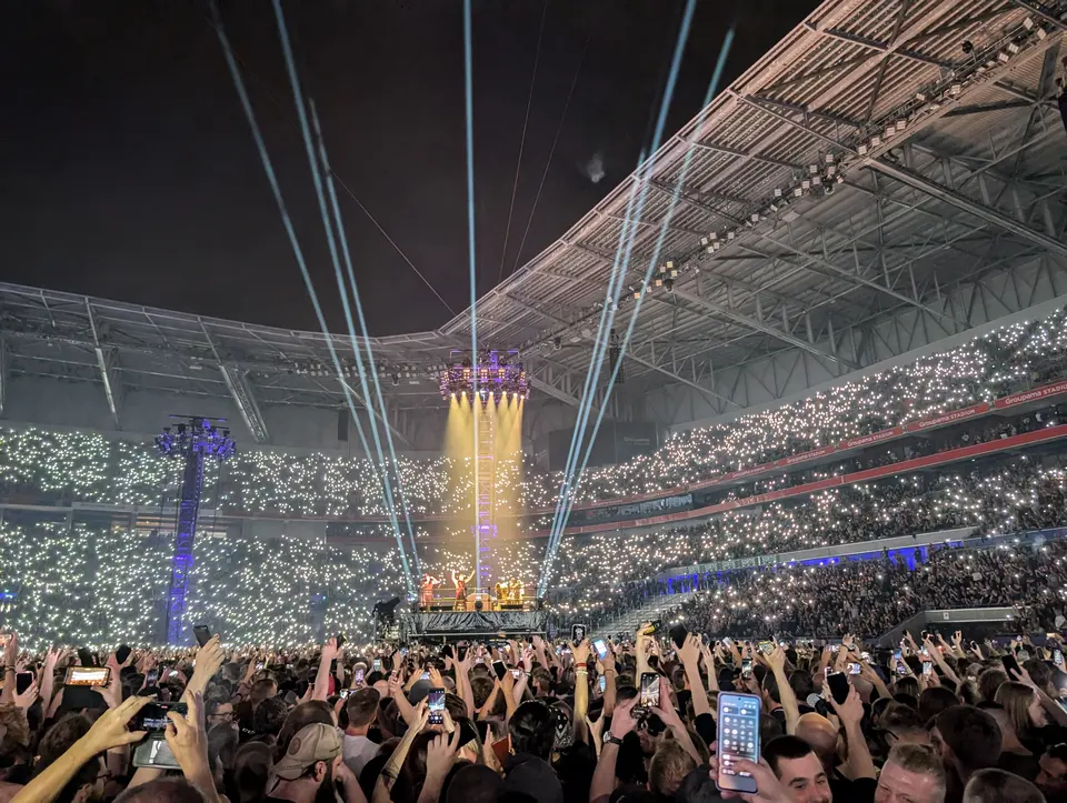 Le stade illuminé, lasers et lumières