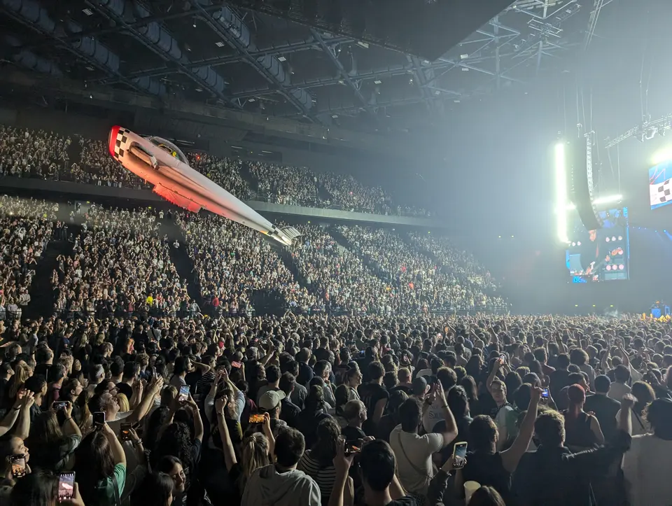 L'avion survole une Accor Arena pleine