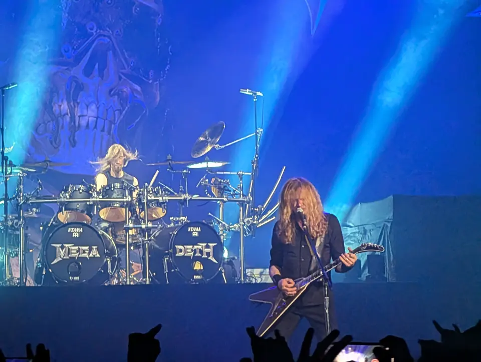 Dave Mustaine, Flying V et batterie MEGA-DETH