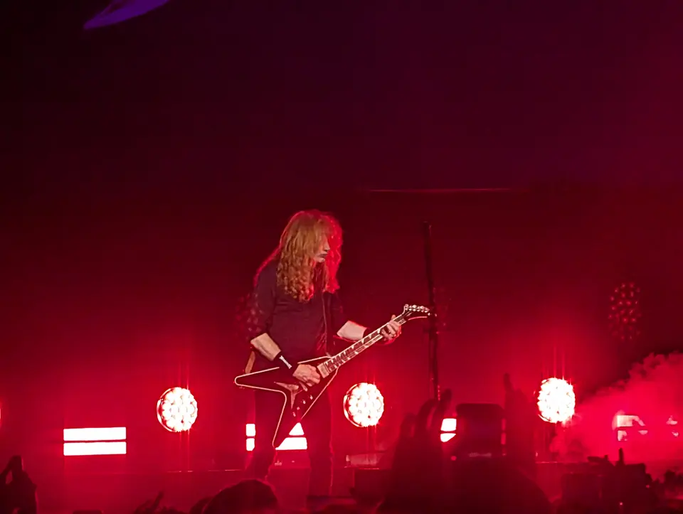 Riffs en rafale, nappe de fumée