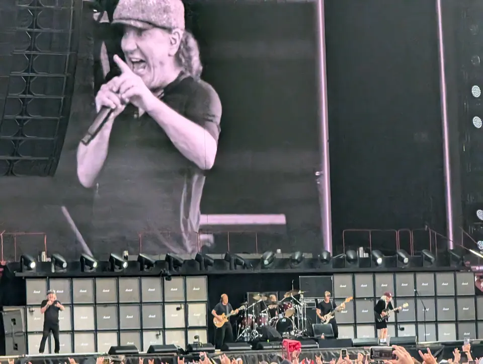 Brian Johnson sur l'écran géant