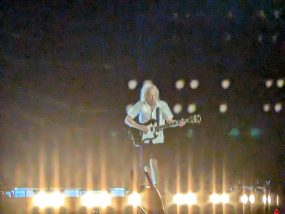 Angus Young, seul sous les projecteurs
