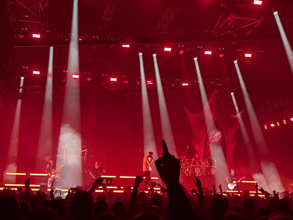 In Flames, faisceaux blancs dans le rouge