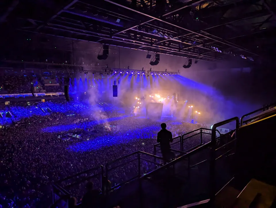 L'Arena plongée dans le bleu