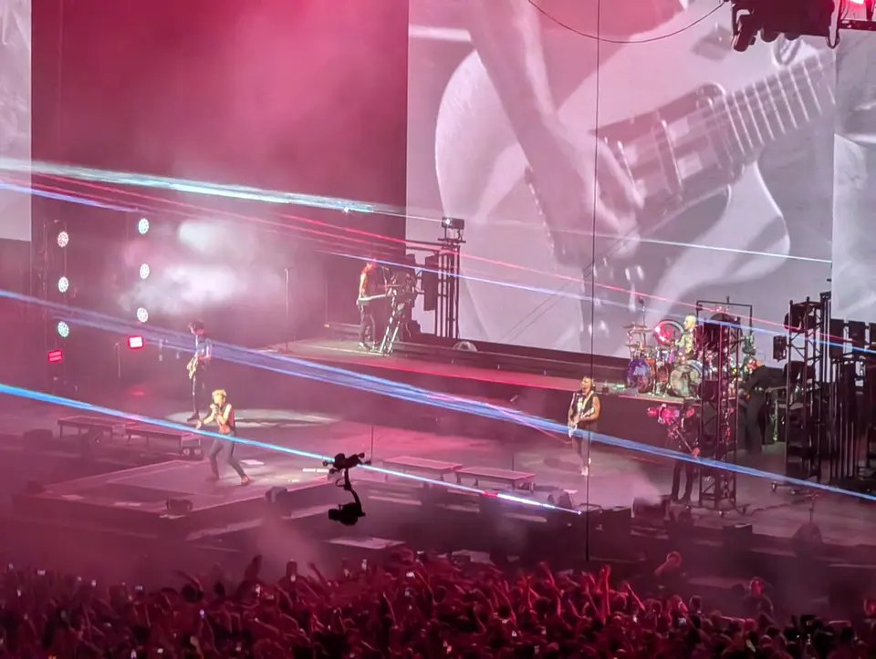 Lasers roses et guitares sur écran géant