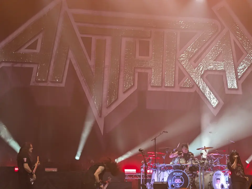 Le logo Anthrax domine la scène