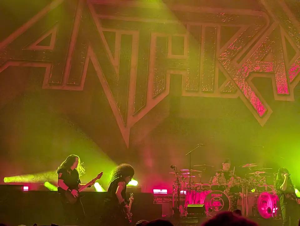Headbang sous le néon jaune