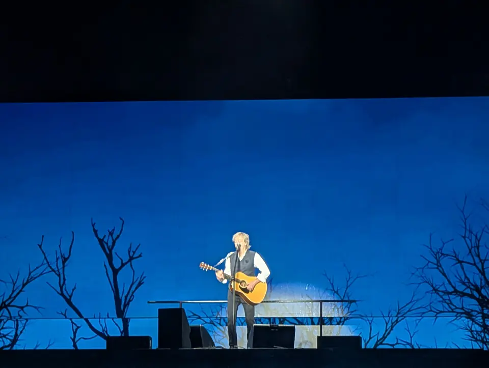 Seul à la guitare acoustique, en hauteur