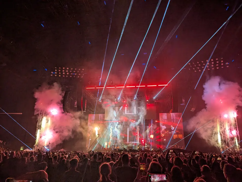 Lasers et fumée rouge