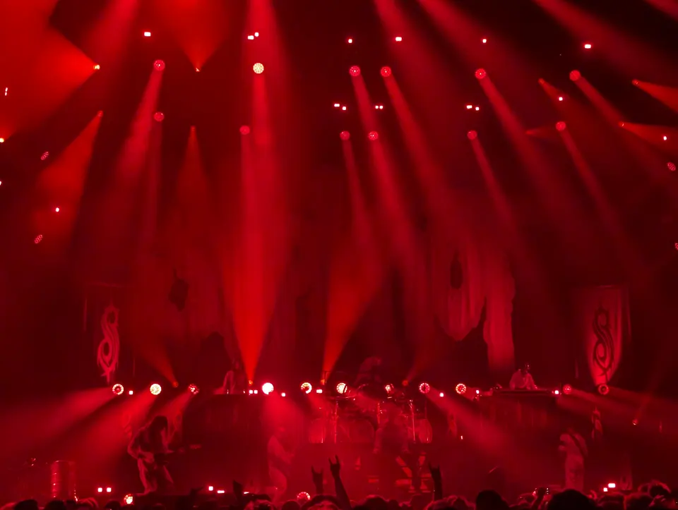 Bercy noyée sous les faisceaux rouges