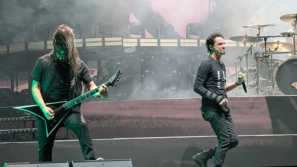 Joe Duplantier et la Flying V, tout près