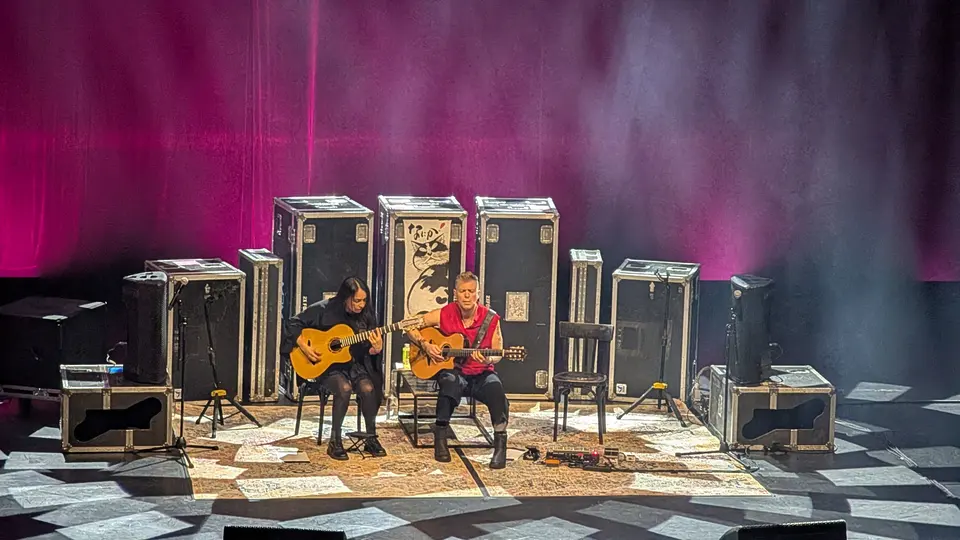 Rideau rose et flight cases