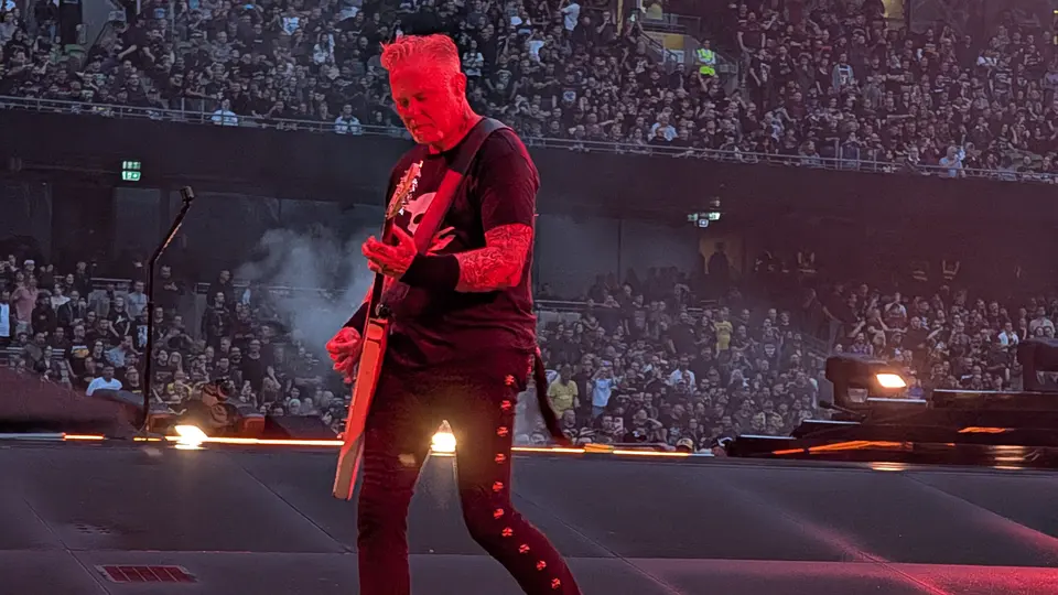 James dans la lumière rouge