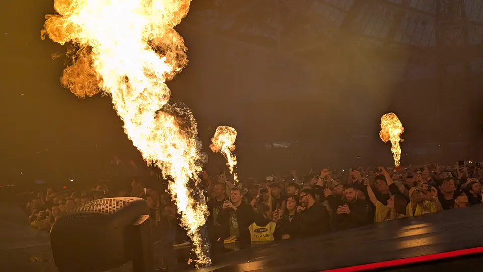 Les flammes embrasent l'Aviva