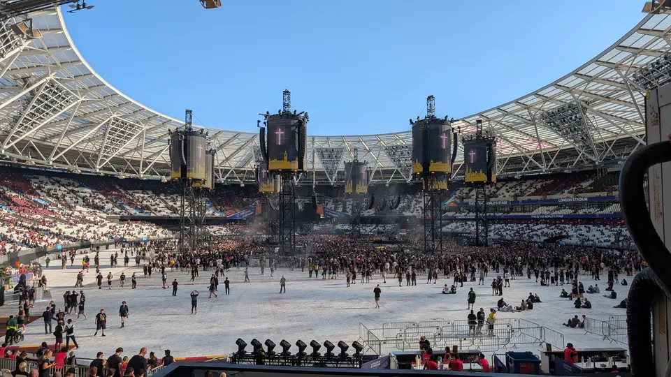 Le stade se remplit doucement