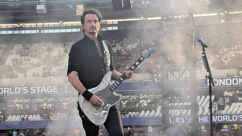 Gojira, guitare blanche et fumée