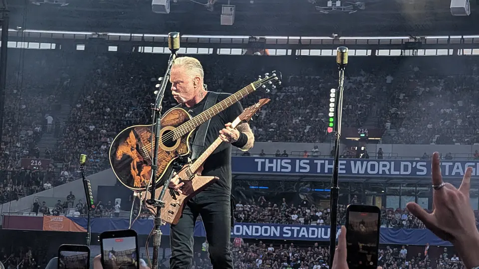 Hetfield à la guitare acoustique