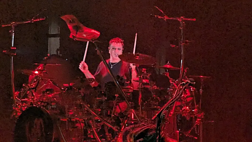 Le batteur sous les lumières rouges