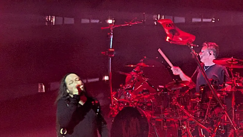Jonathan Davis devant la batterie